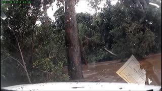 Hombre se mete accidentalmente en un río desbordado