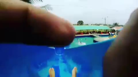 Piscina con el fondo sucio