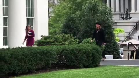 Kid Rock's epic answer to reporter's shouted question at White House