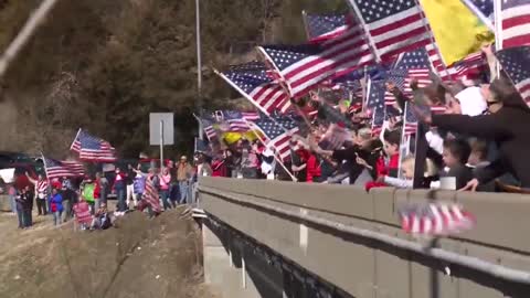 Hundreds show support as trucker convoy rolls through Missouri