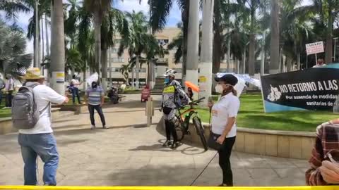 Docentes protestan frente a la Gobernación de Santander