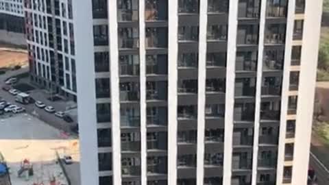 Mulher é filmada a limpar janelas no 17º andar de um prédio