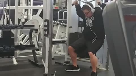 Clueless Guy Pretends To Be Gym Enthusiast, But Fails At The Hip Thruster