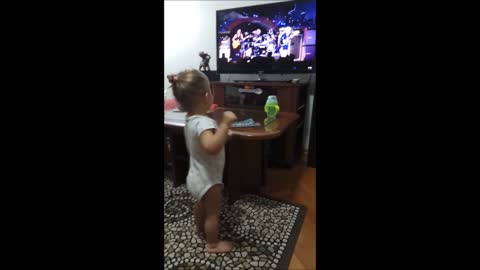 Pequeña canta rock' n roll al ritmo de 'Thunderstruck' de AC/DC