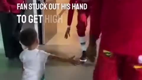 This young fan’s reaction after giving NBA players high fives is amazing