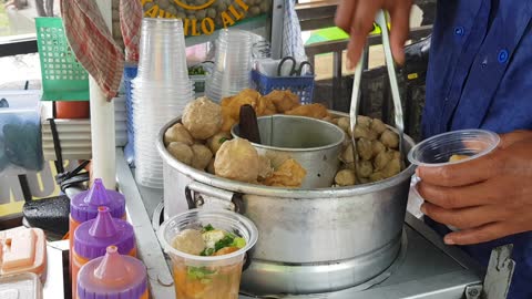 Wow, this street food is really good to eat when raining