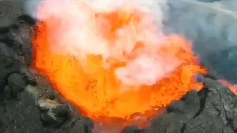 🌋 In Kamchatka, the volcano Sheveluch began to erupt