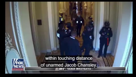 L'assalto a Capitol Hill, lo sciamano vichingo scortato dalla Polizia
