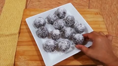 Easy 10 minute Coconut Cranberry Balls