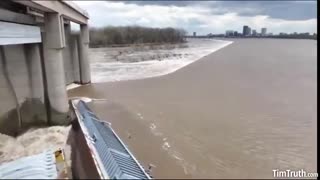 Toxic Methanol Spill Into Ohio River On Purpose?! Louisville Barge Crashes w/ 1,400 TONS Of Methanol