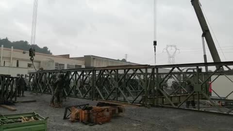 El Ejército inicia el lanzamiento del puente del río Francolí (Montblanch) Cataluña, 2