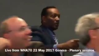 Ativista etíope interrompe assembléia da OMS para protestar contra o Dr. Tedros Adhanom