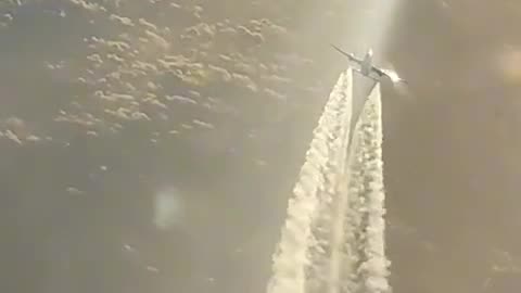 Chemtrails in fast motion! THESE ARE NOT VAPOR TRAILS