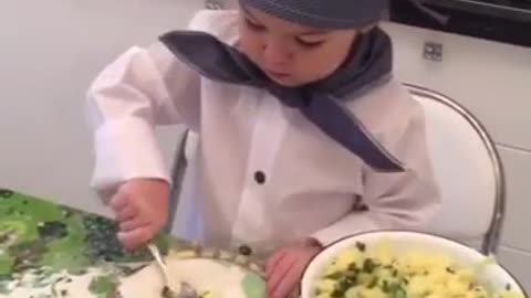 Pequeña niña tiene el sueño de convertirse en una gran cocinera