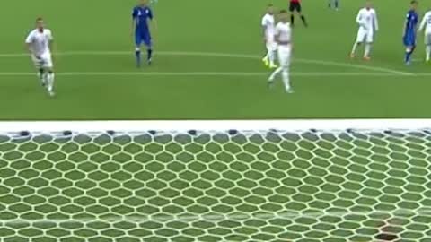 Never keep a goalkeeper waiting 😳😅 #joehart #England #Pirlo #fifaworldcup