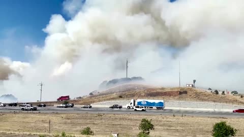 Eyewitness video shows large bushfire in California