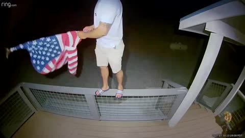 Patriotic Guest Goes Above and Beyond to Untangle Flag