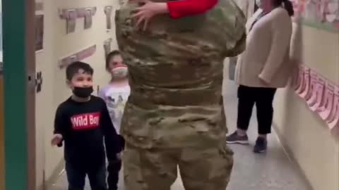 He came home from the military to surprise his daughters at school 👏❤️