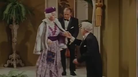 The Lucy Show - S6E7 LITTLE OLD LUCY