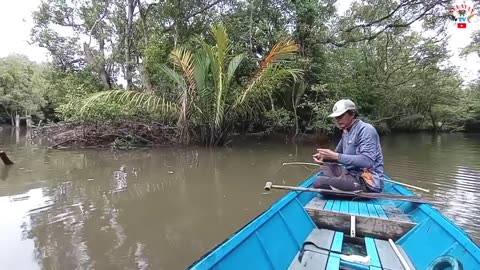 Detik-detik ikan besar menyambar umpan didepan perahu#Mancing joran bambu