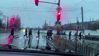 Ukrainian soldiers seen taking up position in Mariupol