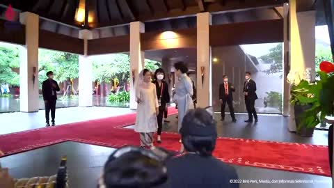 Ibu Iriana Jokowi Sambut Madam Peng Liyuan, Bali, 16 November 2022