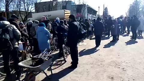 Volnovakha, people are queuing for humanitarian aid