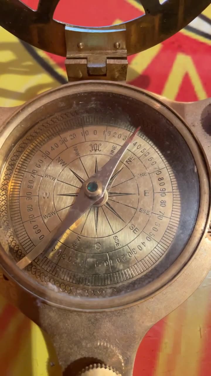 An old compass points the needle towards the North Pole
