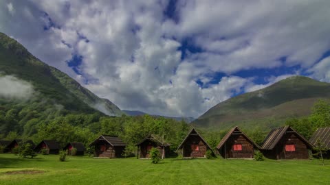 WOODEN CABINS FOR TRAVELERS BUILTON ON THE MOUNTAINS VALLEY