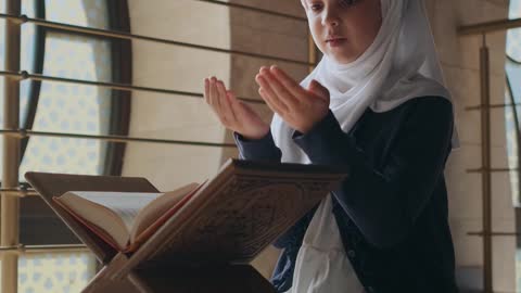 Little muslima offers prayers