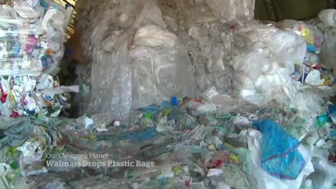 13_Walmart eliminates plastic bags in Canada