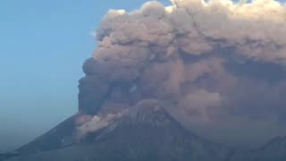 Alarma por erupción en el volcán activo más alto de Eurasia