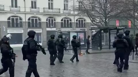 Γάλλοι αστυνομικοί χτυπούν βάναυσα ψαράδες και άλλους διαδηλωτές