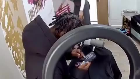 Man Runs Out Of Hair Salon Without Paying Caught On Footage