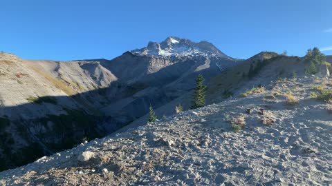 Oregon – Mount Hood – Early Morning Mountain Views just after Sunrise – 4K