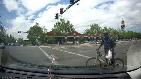 Cyclist almost got hit by a car at traffic