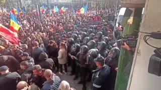 Chisinau, Romania: antigovernment protesters clash with police Oct 23, 2022