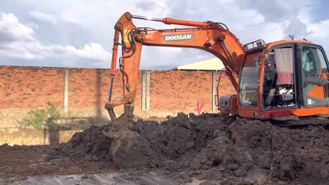 DOOSAN DX-300-LC-HD Excavator Dig mud Dirt To prepare drainage and roads Be Tong