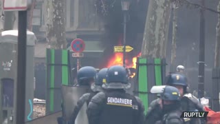 France: Kurdish community and police clash in Paris streets after Kurdish centre attack - 24.12.2022