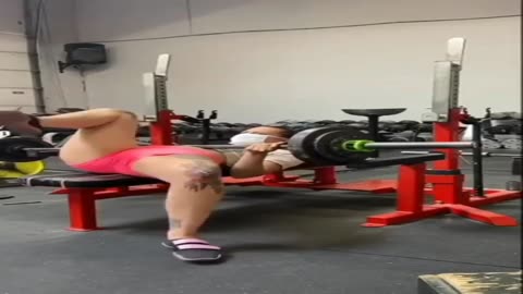 Woman in the gym nearly kills herself with the heavy weights