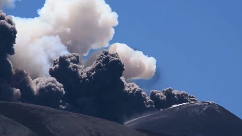 Amazing footage of Mount Etna volcanic eruption
