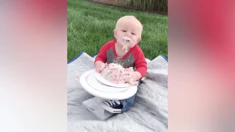 Funny baby videos_Please don't laugh