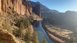 Central Oregon – Smith Rock State Park – Well Named Crooked River – 4K