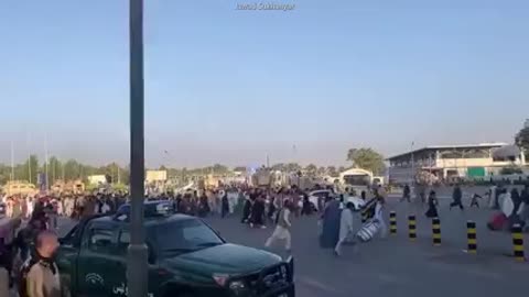 Chaos in Kabul: Afghans run to airport to flee country 😥