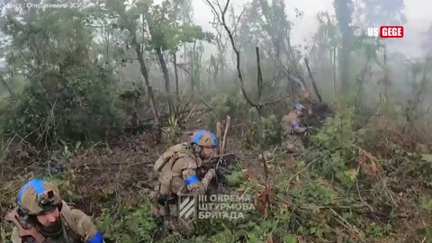 HORRIBLE FOOTAGE!! Ukrainian troops ambush and brutally shot Russian soldiers hiding in trench