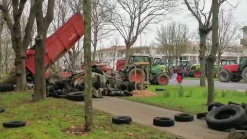 French farmers join the protests and dump waste, manure and tires