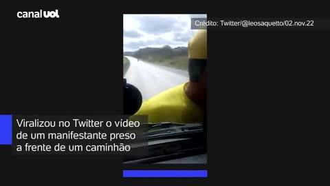 Vídeo flagra homem preso a caminhão após veículo furar bloqueio