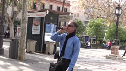 Un budista lumínico pasa a ser el rayo de Thor.