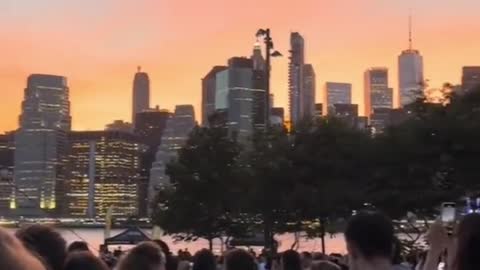 Watching the sunset and watching free movies under the Brooklyn Bridge