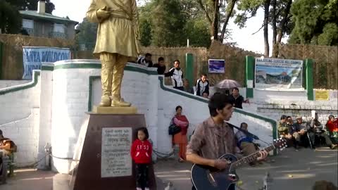 american street singer at chourasta darjeeling